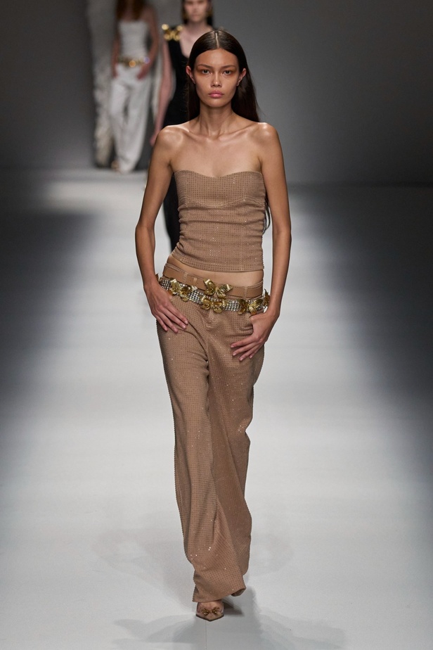 مجموعة BLUMARINE لربيع وصيف 2024