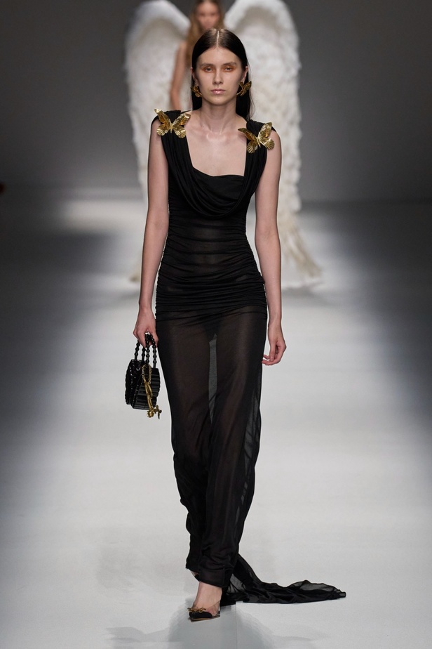 مجموعة BLUMARINE لربيع وصيف 2024