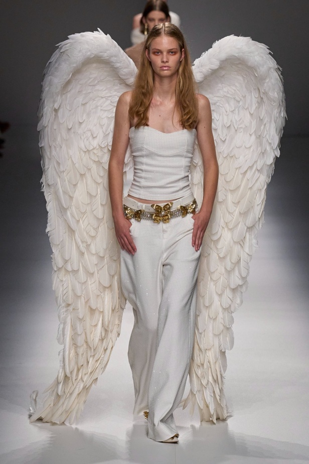 مجموعة BLUMARINE لربيع وصيف 2024