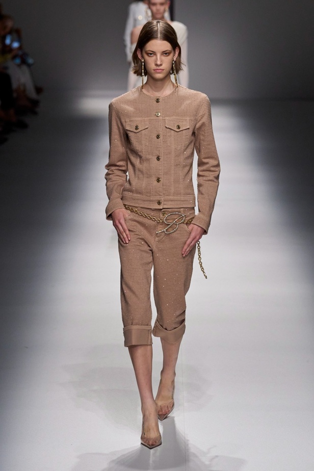 مجموعة BLUMARINE لربيع وصيف 2024