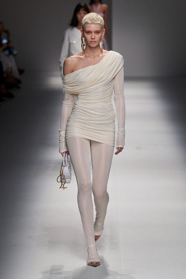 مجموعة BLUMARINE لربيع وصيف 2024