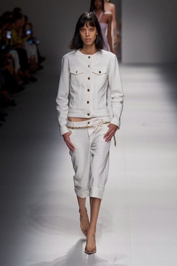 مجموعة BLUMARINE لربيع وصيف 2024