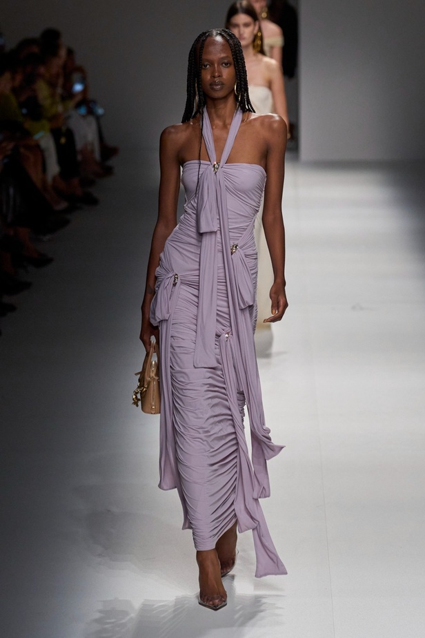 مجموعة BLUMARINE لربيع وصيف 2024