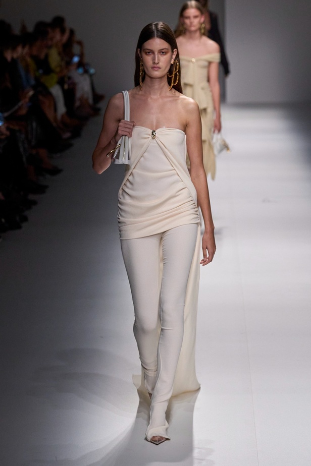 مجموعة BLUMARINE لربيع وصيف 2024