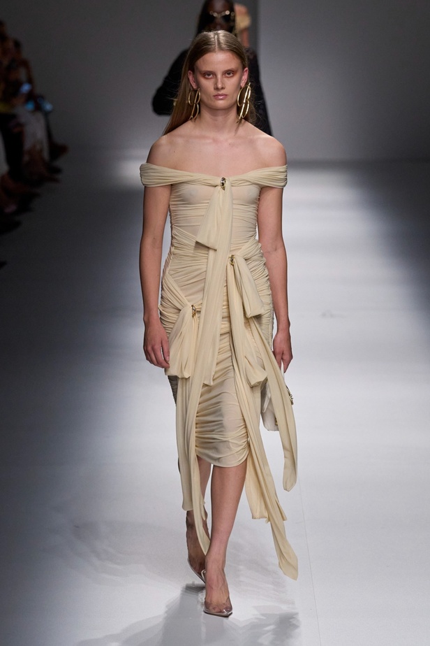 مجموعة BLUMARINE لربيع وصيف 2024