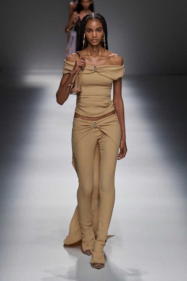 مجموعة BLUMARINE لربيع وصيف 2024