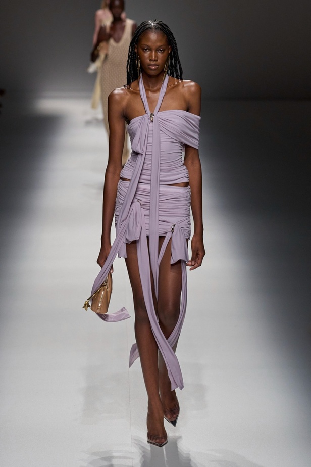 مجموعة BLUMARINE لربيع وصيف 2024