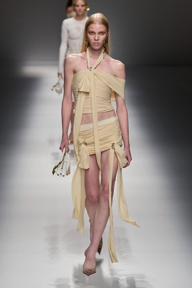 مجموعة BLUMARINE لربيع وصيف 2024