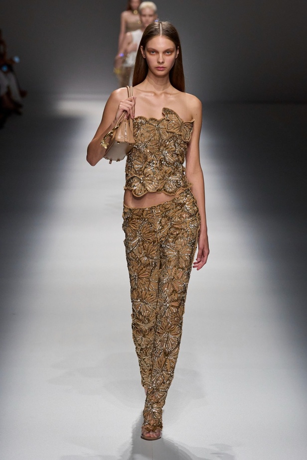 مجموعة BLUMARINE لربيع وصيف 2024