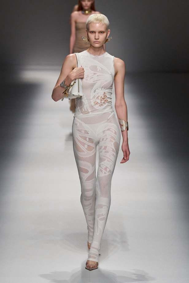 مجموعة BLUMARINE لربيع وصيف 2024