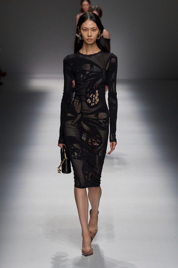 مجموعة BLUMARINE لربيع وصيف 2024