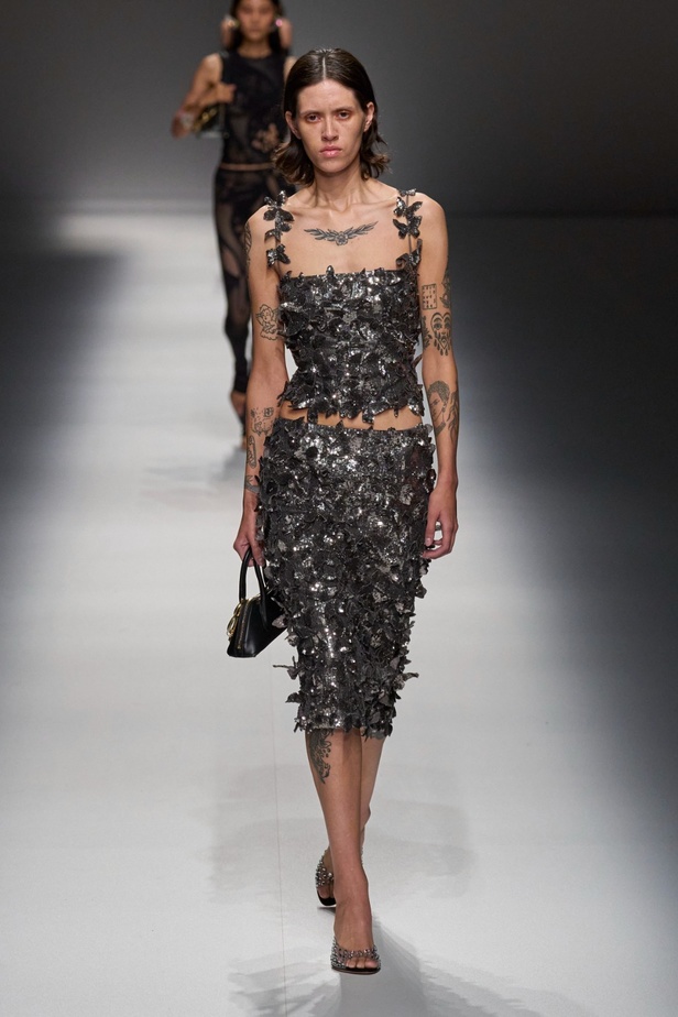 مجموعة BLUMARINE لربيع وصيف 2024