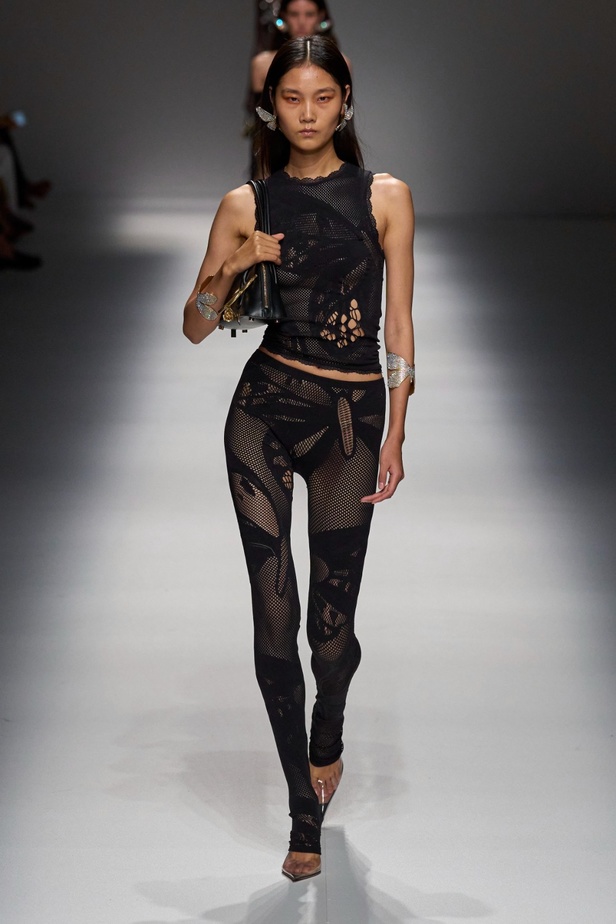 مجموعة BLUMARINE لربيع وصيف 2024