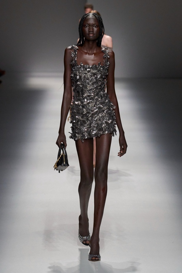 مجموعة BLUMARINE لربيع وصيف 2024