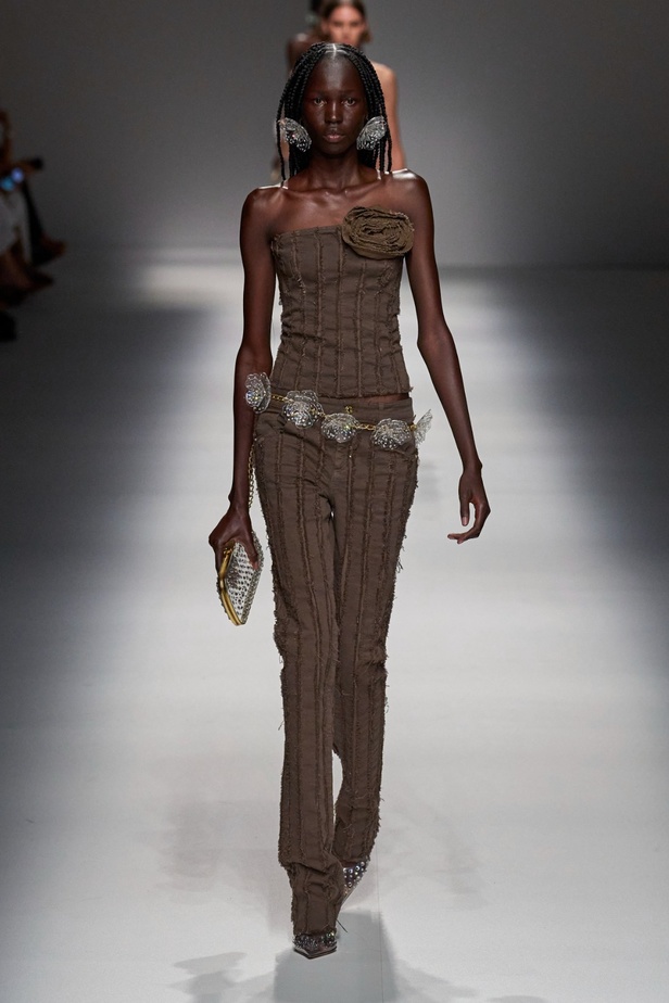 مجموعة BLUMARINE لربيع وصيف 2024