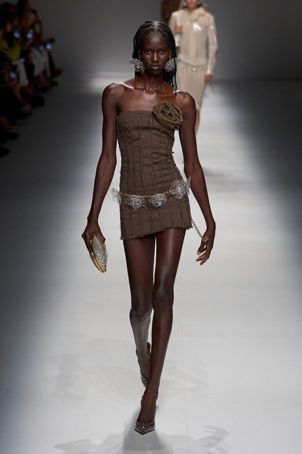 مجموعة BLUMARINE لربيع وصيف 2024