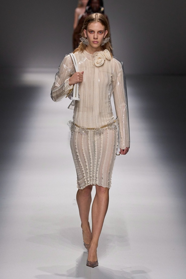 مجموعة BLUMARINE لربيع وصيف 2024