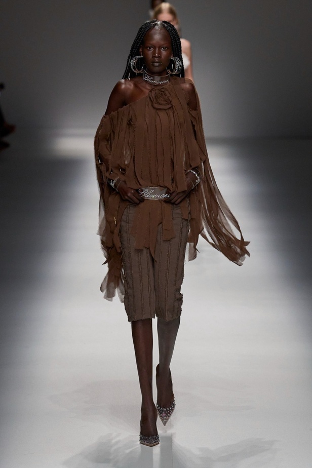 مجموعة BLUMARINE لربيع وصيف 2024