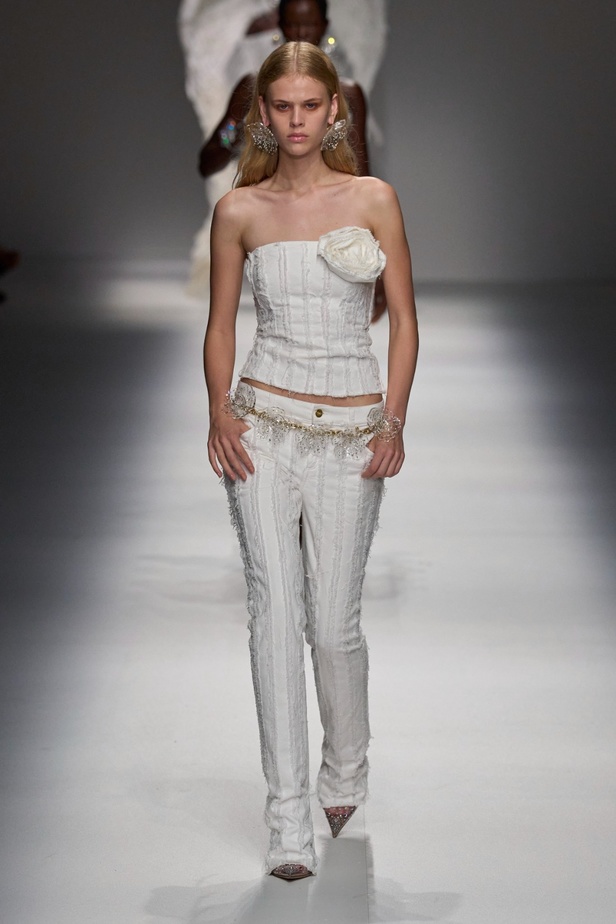 مجموعة BLUMARINE لربيع وصيف 2024