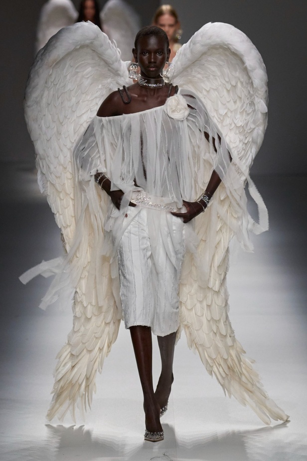 مجموعة BLUMARINE لربيع وصيف 2024