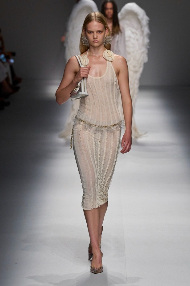 مجموعة BLUMARINE لربيع وصيف 2024