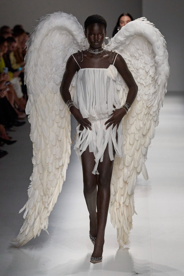 مجموعة BLUMARINE لربيع وصيف 2024