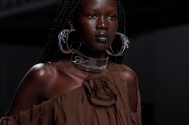 BLUMARINE لموسم ربيع وصيف 2024.. صندوق أبيض نقي