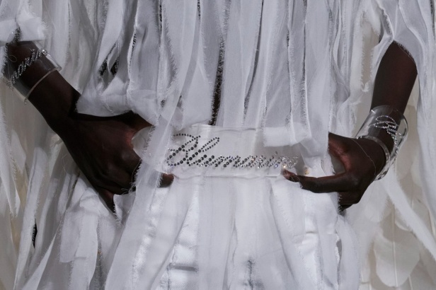 BLUMARINE لموسم ربيع وصيف 2024.. صندوق أبيض نقي