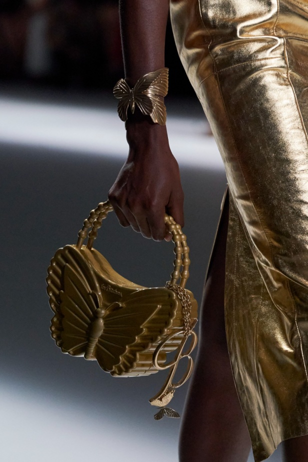 BLUMARINE لموسم ربيع وصيف 2024.. صندوق أبيض نقي