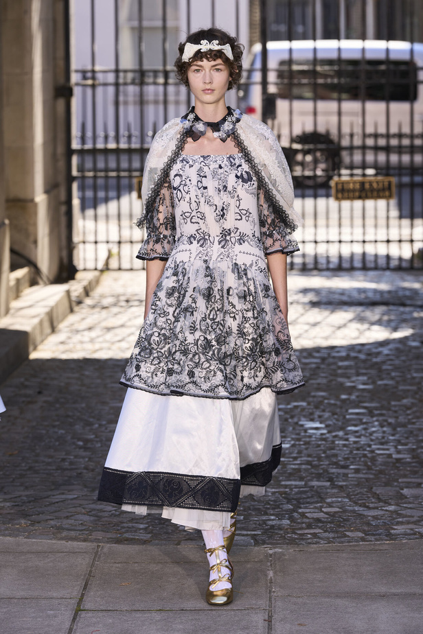 حنين الى الطفولة وبلده الأمّ في مجموعة BORA AKSU لربيع وصيف 2024