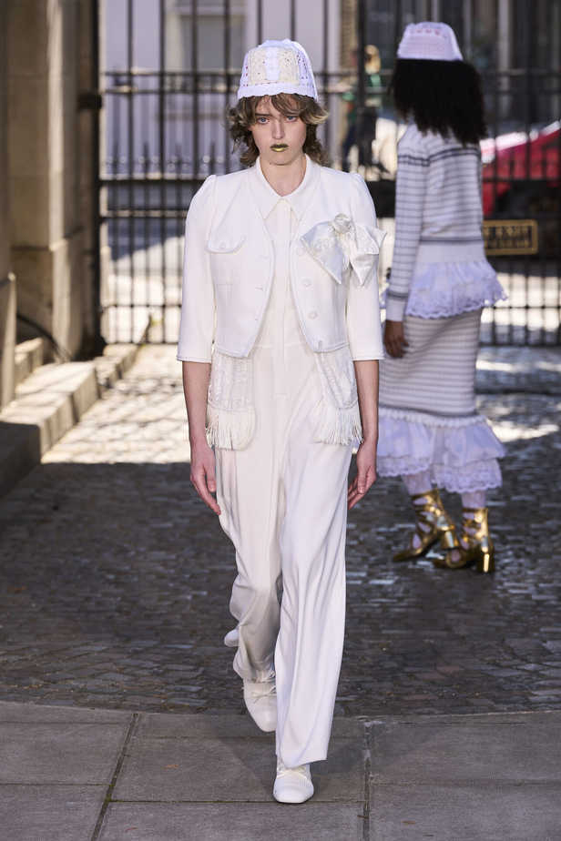 حنين الى الطفولة وبلده الأمّ في مجموعة BORA AKSU لربيع وصيف 2024