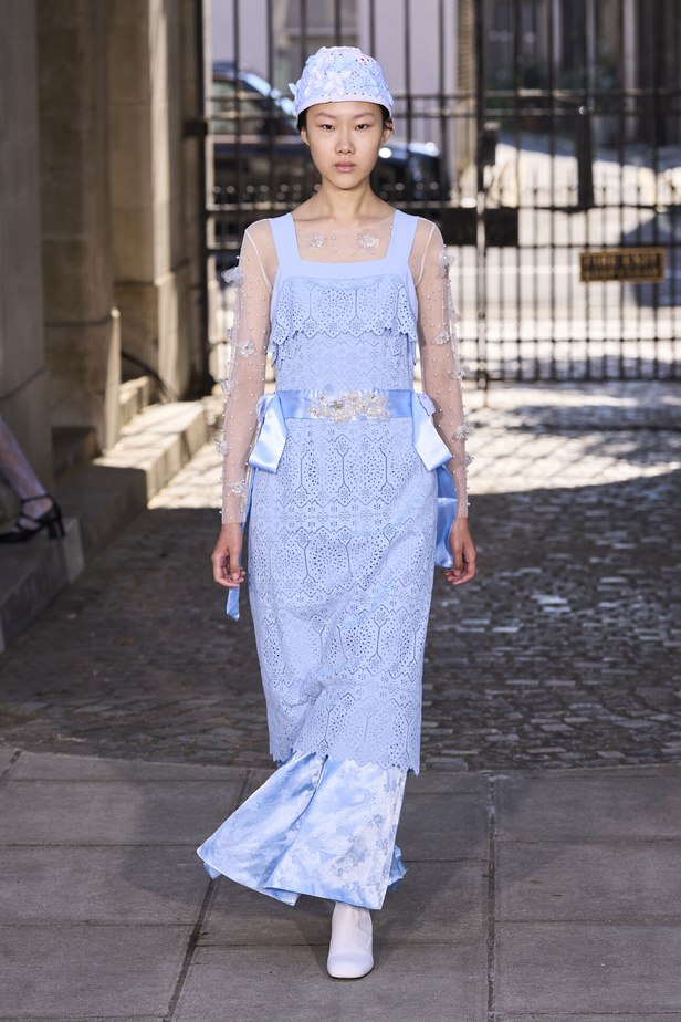 حنين الى الطفولة وبلده الأمّ في مجموعة BORA AKSU لربيع وصيف 2024