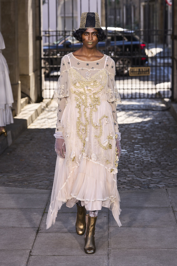 حنين الى الطفولة وبلده الأمّ في مجموعة BORA AKSU لربيع وصيف 2024