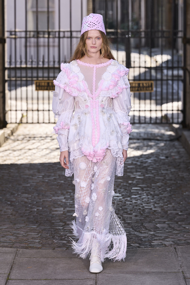 حنين الى الطفولة وبلده الأمّ في مجموعة BORA AKSU لربيع وصيف 2024