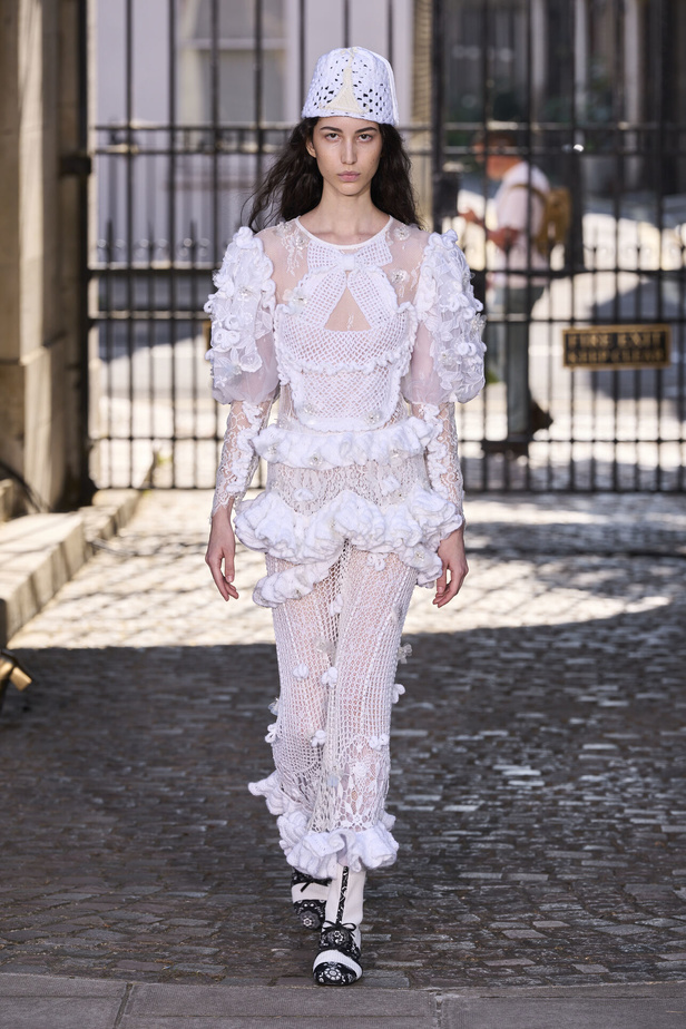 حنين الى الطفولة وبلده الأمّ في مجموعة BORA AKSU لربيع وصيف 2024