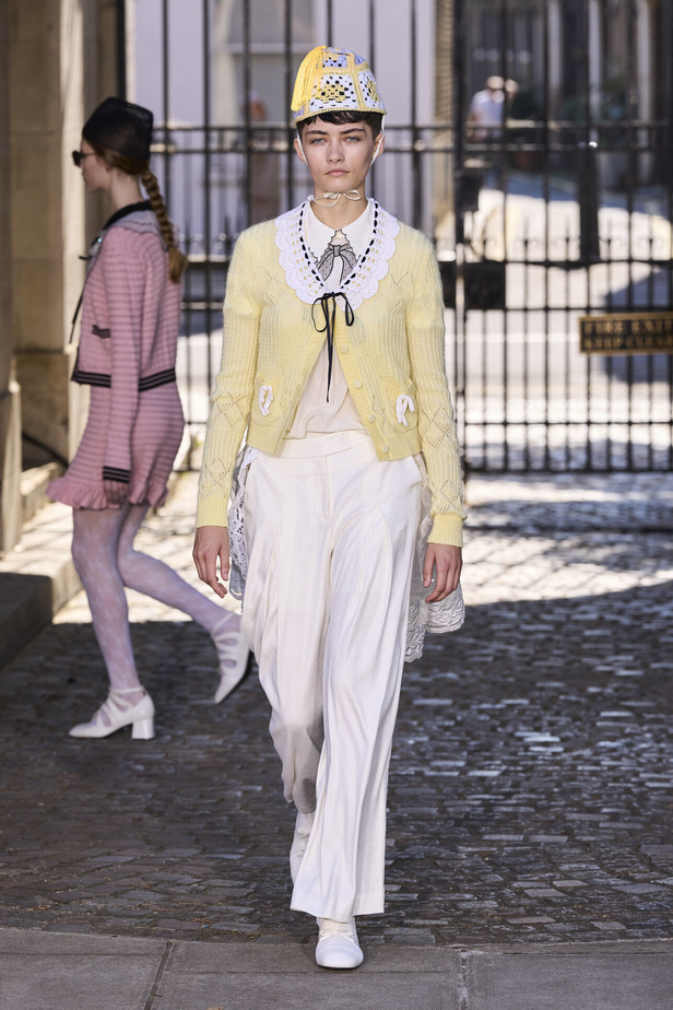 حنين الى الطفولة وبلده الأمّ في مجموعة BORA AKSU لربيع وصيف 2024