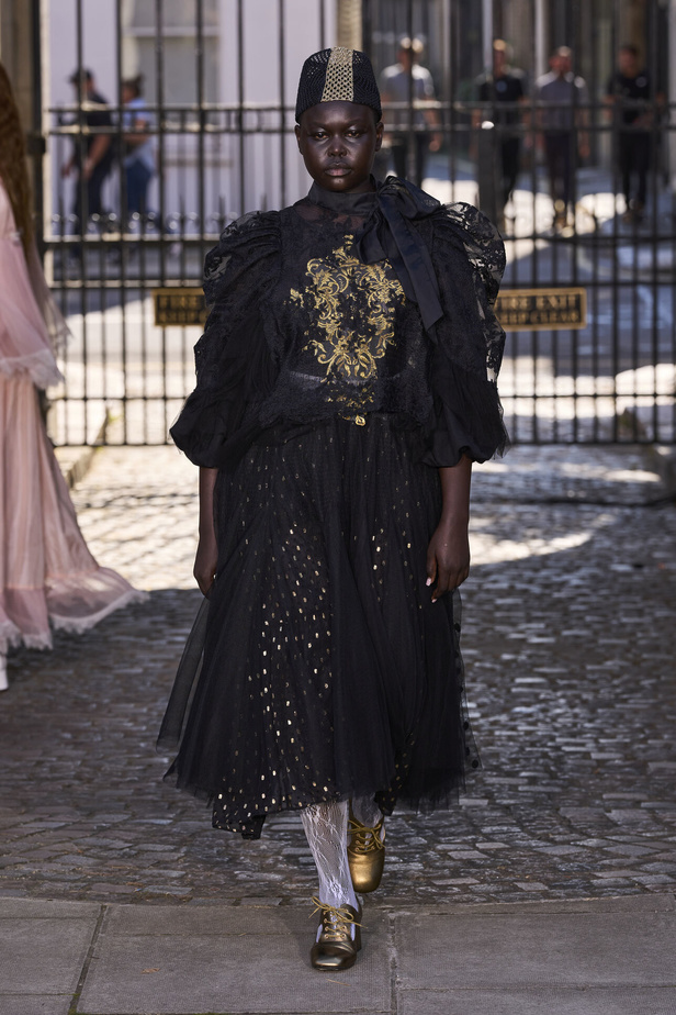 حنين الى الطفولة وبلده الأمّ في مجموعة BORA AKSU لربيع وصيف 2024