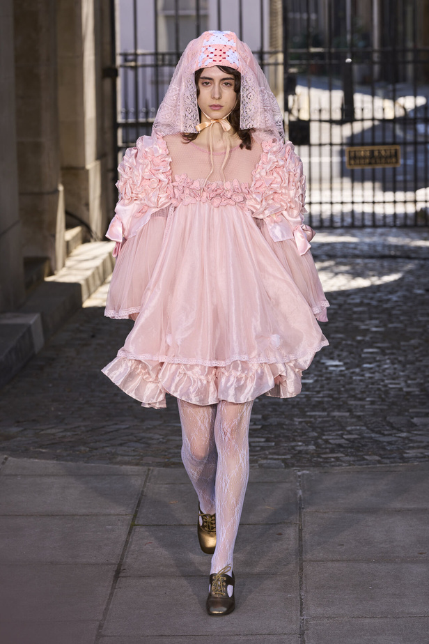 حنين الى الطفولة وبلده الأمّ في مجموعة BORA AKSU لربيع وصيف 2024