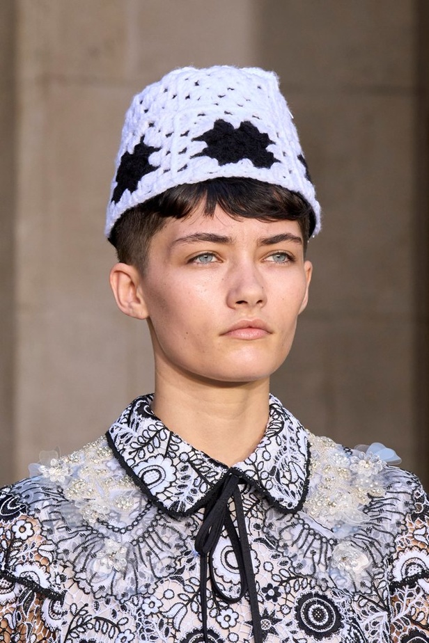 حنين الى الطفولة وبلده الأمّ في مجموعة BORA AKSU لربيع وصيف 2024