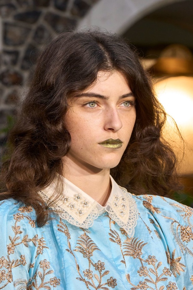 حنين الى الطفولة وبلده الأمّ في مجموعة BORA AKSU لربيع وصيف 2024