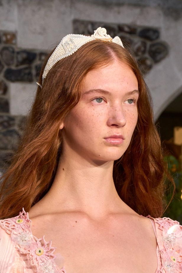 حنين الى الطفولة وبلده الأمّ في مجموعة BORA AKSU لربيع وصيف 2024