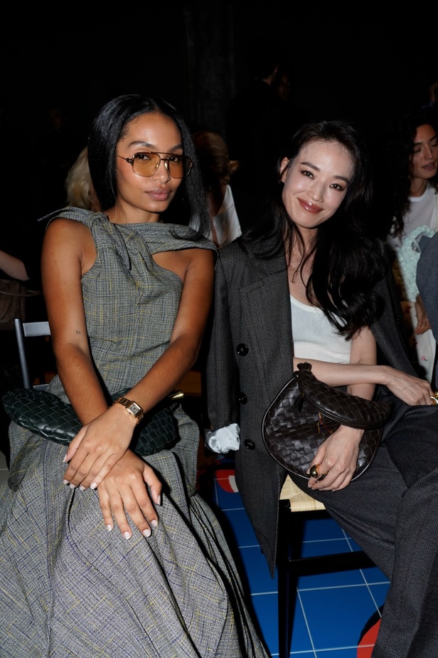 مجموعة Bottega Veneta لربيع وصيف 2024 تأخذنا برحلة حول العالم بتصاميمها الساحرة