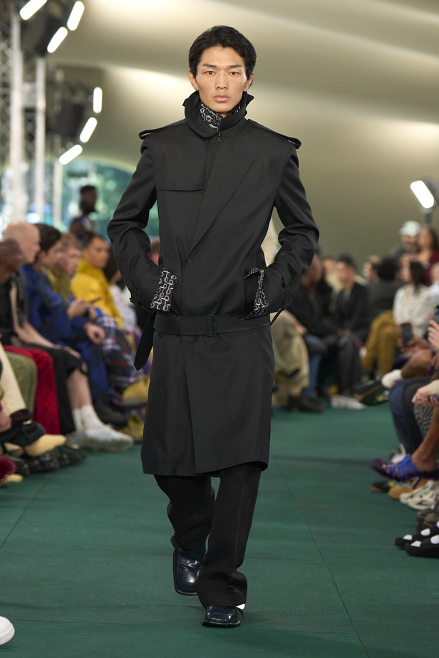 Daniel Lee يقدّم طبعات جديدة متشابكة ولون جديد لدار BURBERRY 