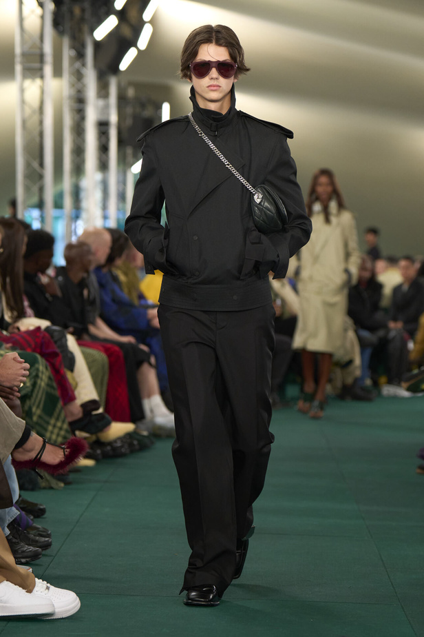 Daniel Lee يقدّم طبعات جديدة متشابكة ولون جديد لدار BURBERRY 