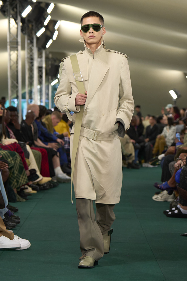 Daniel Lee يقدّم طبعات جديدة متشابكة ولون جديد لدار BURBERRY 