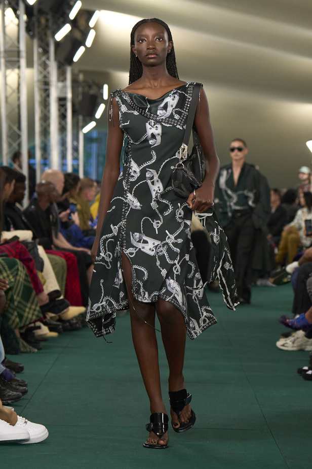 Daniel Lee يقدّم طبعات جديدة متشابكة ولون جديد لدار BURBERRY 