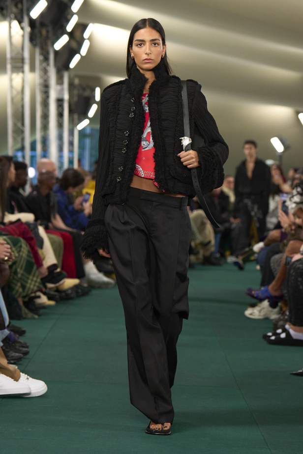 Daniel Lee يقدّم طبعات جديدة متشابكة ولون جديد لدار BURBERRY 