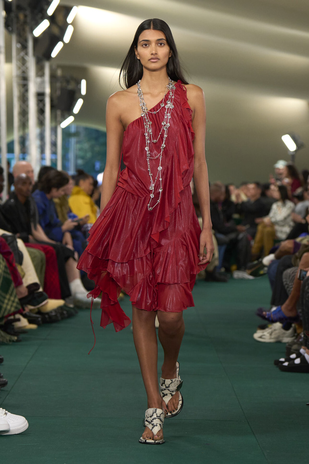 Daniel Lee يقدّم طبعات جديدة متشابكة ولون جديد لدار BURBERRY 