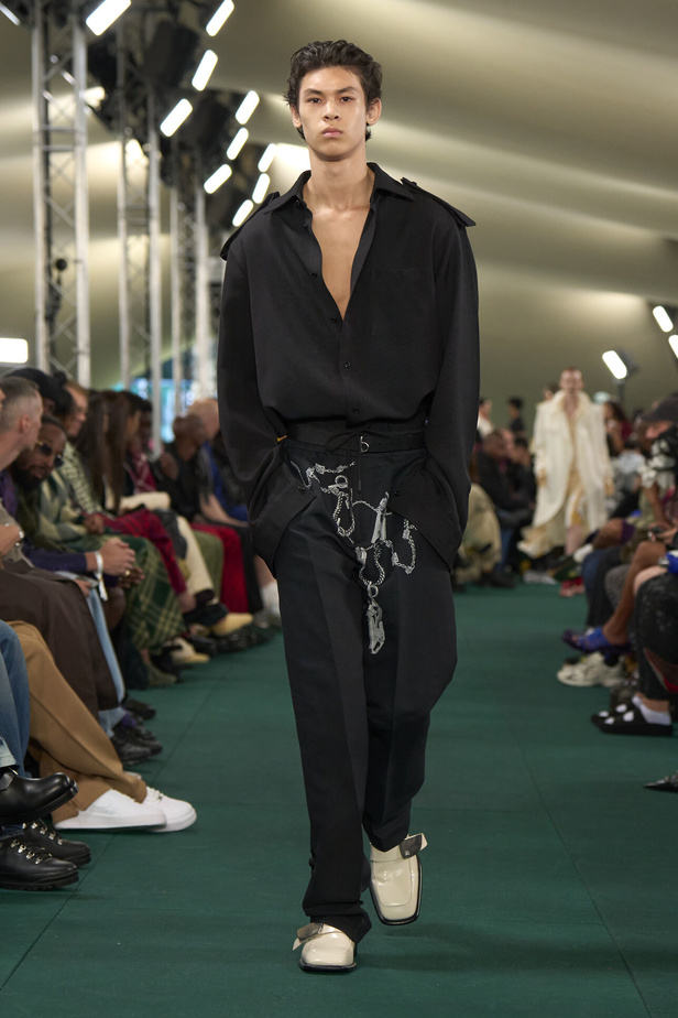 Daniel Lee يقدّم طبعات جديدة متشابكة ولون جديد لدار BURBERRY 