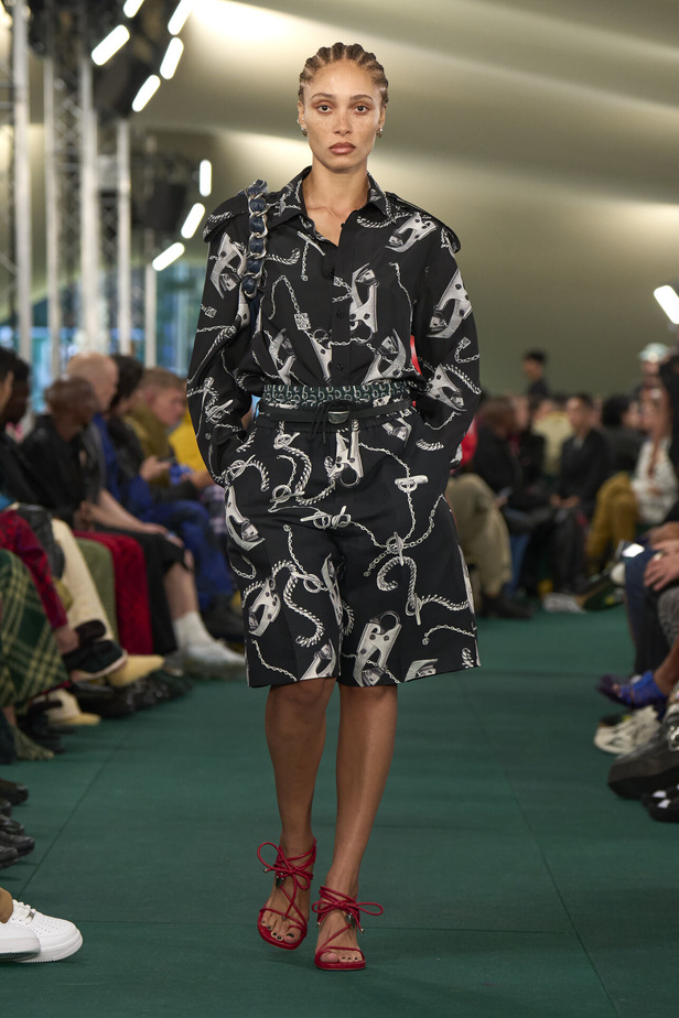 Daniel Lee يقدّم طبعات جديدة متشابكة ولون جديد لدار BURBERRY 